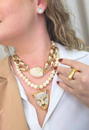 Colar Trancoso com resinas, elos dourados e pingente de onça com strass cristal