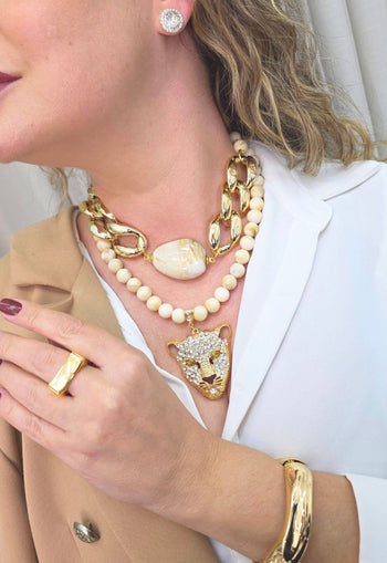 Colar Trancoso com resinas, elos dourados e pingente de onça com strass cristal