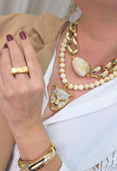 Colar Trancoso com resinas, elos dourados e pingente de onça com strass cristal