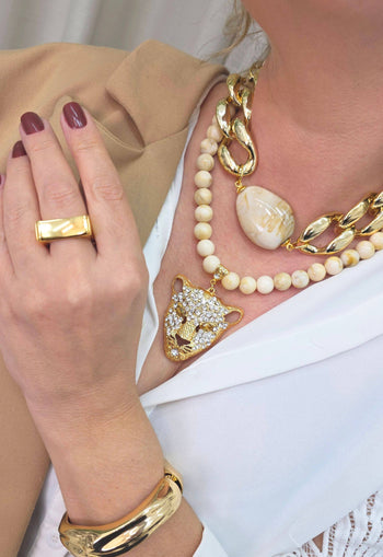 Colar Trancoso com resinas, elos dourados e pingente de onça com strass cristal