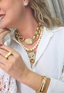 Colar Trancoso com resinas, elos dourados e pingente de onça com strass cristal