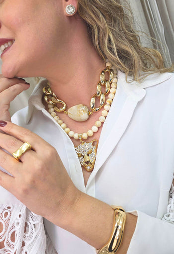 Colar Trancoso com resinas, elos dourados e pingente de onça com strass cristal