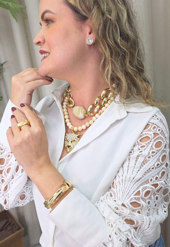 Colar Trancoso com resinas, elos dourados e pingente de onça com strass cristal