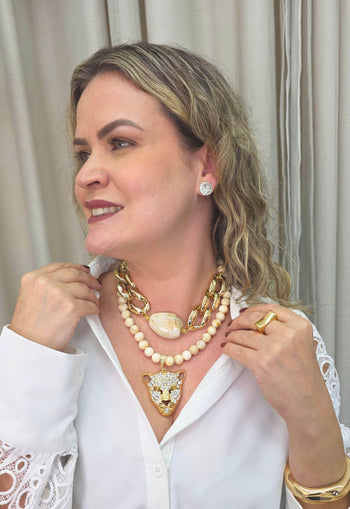 Colar Trancoso com resinas, elos dourados e pingente de onça com strass cristal
