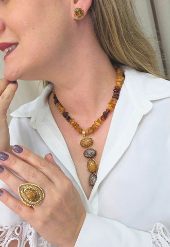 Colar Nuria de cascalhos de resina com gotas marrons
