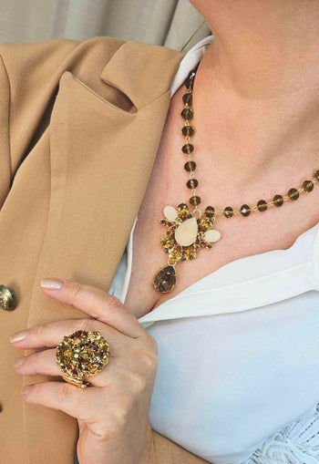 Colar Magda com pedras fendi e topaz banhado no dourado