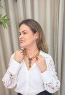 Colar Andressa de elos dourados com pingente geométrico pedras e perolas em marrom