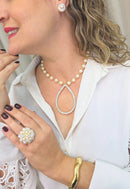 Colar Antonieta Gold de perolas com pingente de gota cristal banhado no dourado
