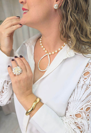 Colar Antonieta Gold de perolas com pingente de gota cristal banhado no dourado