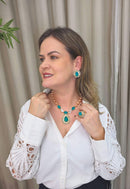Colar Mainá de perolas pessego com pedras azuis e cinzas banhado no dourado