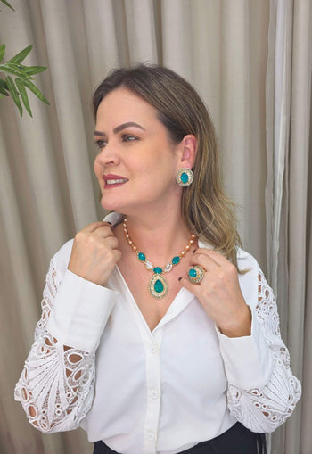 Colar Mainá de perolas pessego com pedras azuis e cinzas banhado no dourado