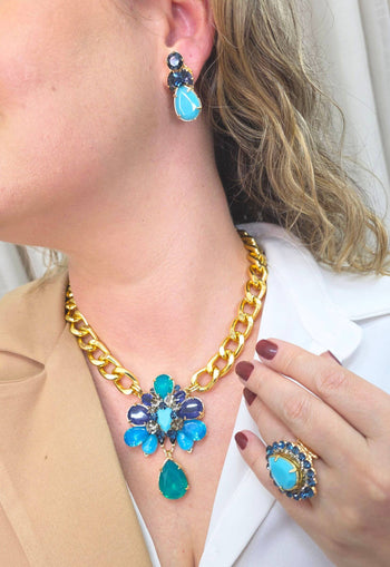 Colar Paola Turquesa: Moderno com Pedras Azuis e Correntaria no Dourado | Destaque no seu Look