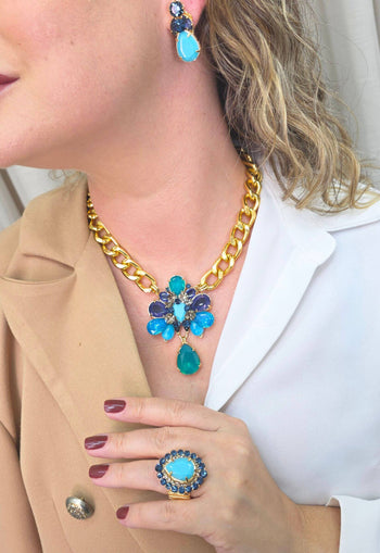Colar Paola Turquesa: Moderno com Pedras Azuis e Correntaria no Dourado | Destaque no seu Look