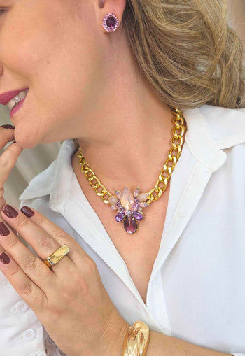 Colar Paola: Moderno com Pedras Rosa, Ametista e Corrente no Dourado | Look Vibrante
