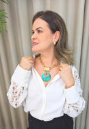 Colar Maria Eugênia: Elegante com Resina Turquesa e Strass Retangular no Dourado | Brilho na Medida