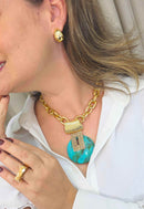 Colar Maria Eugênia: Elegante com Resina Turquesa e Strass Retangular no Dourado | Brilho na Medida