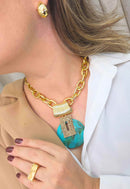 Colar Maria Eugênia: Elegante com Resina Turquesa e Strass Retangular no Dourado | Brilho na Medida