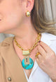 Colar Maria Eugênia: Elegante com Resina Turquesa e Strass Retangular no Dourado | Brilho na Medida