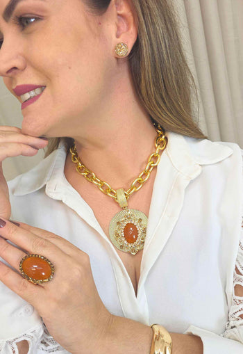 Colar Prestigiosa: Elegante com Maxi Pingente Redondo de Resina Terracota e Elos no Dourado | Estilo Atemporal