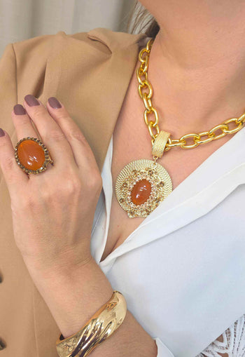 Colar Prestigiosa: Elegante com Maxi Pingente Redondo de Resina Terracota e Elos no Dourado | Estilo Atemporal