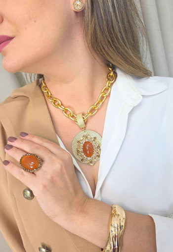 Colar Prestigiosa: Elegante com Maxi Pingente Redondo de Resina Terracota e Elos no Dourado | Estilo Atemporal