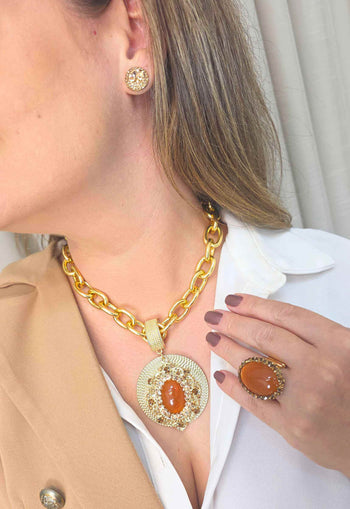 Colar Prestigiosa: Elegante com Maxi Pingente Redondo de Resina Terracota e Elos no Dourado | Estilo Atemporal