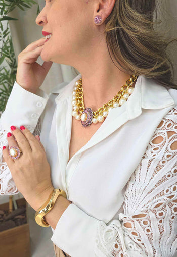 Colar Marluce: Luxuoso de Pérolas com Pingente Oval Rosa no Dourado | Look de Noite Inesquecível