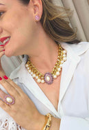 Colar Marluce: Luxuoso de Pérolas com Pingente Oval Rosa no Dourado | Look de Noite Inesquecível