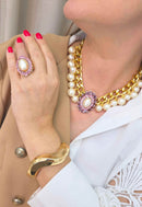 Colar Marluce: Luxuoso de Pérolas com Pingente Oval Rosa no Dourado | Look de Noite Inesquecível