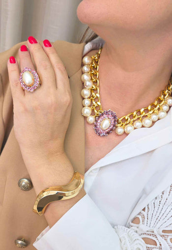 Colar Marluce: Luxuoso de Pérolas com Pingente Oval Rosa no Dourado | Look de Noite Inesquecível
