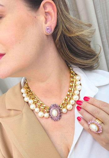Colar Marluce: Luxuoso de Pérolas com Pingente Oval Rosa no Dourado | Look de Noite Inesquecível