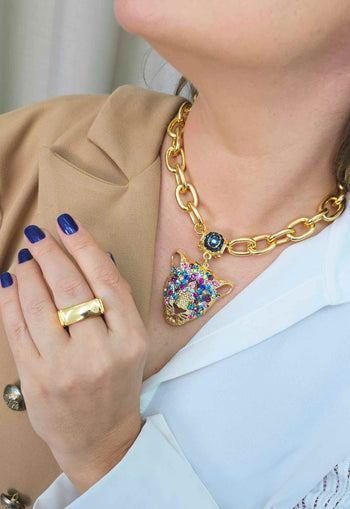Maxi Colar Aisha com pingente de onça dourado e pedras coloridas