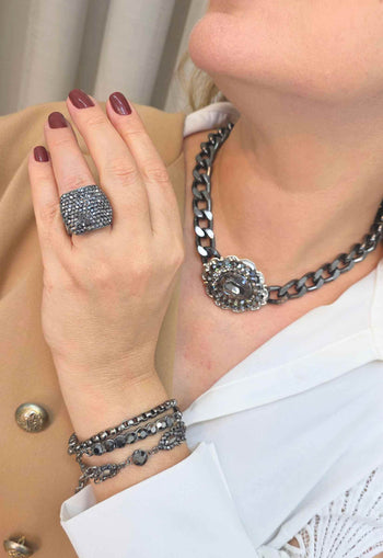 Colar Isabelita: Elegante de Corrente com Pingente Oval Cinza no Grafite | Acessório de Luxo