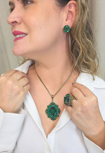 Colar Raridade Verde Esmeralda com pingente de strass e veneziana ouro velho