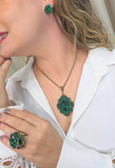 Colar Raridade Verde Esmeralda com pingente de strass e veneziana ouro velho
