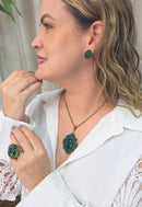 Colar Raridade Verde Esmeralda com pingente de strass e veneziana ouro velho