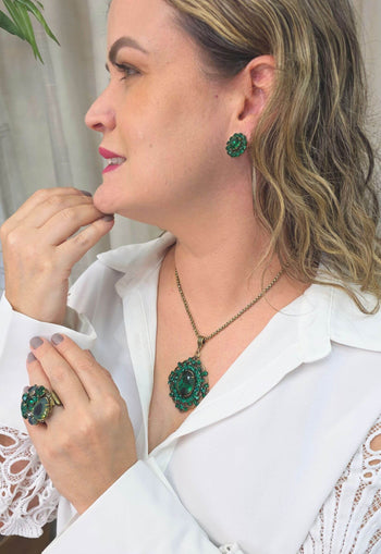 Colar Raridade Verde Esmeralda com pingente de strass e veneziana ouro velho