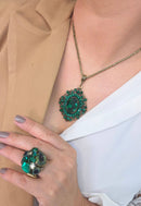 Colar Raridade Verde Esmeralda com pingente de strass e veneziana ouro velho