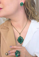 Colar Raridade Verde Esmeralda com pingente de strass e veneziana ouro velho