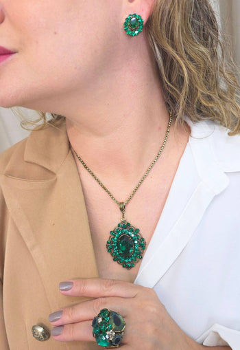 Colar Raridade Verde Esmeralda com pingente de strass e veneziana ouro velho