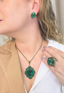 Colar Raridade Verde Esmeralda com pingente de strass e veneziana ouro velho