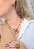 Colar Tatiana: Com Pingente de Flor e Cristais Aurum no Vintage | Look Romântico