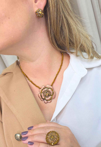 Colar Tatiana: Com Pingente de Flor e Cristais Aurum no Vintage | Look Romântico
