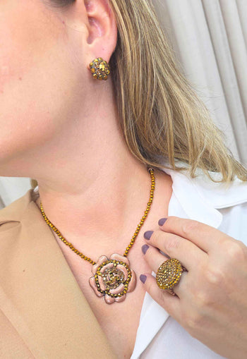 Colar Tatiana: Com Pingente de Flor e Cristais Aurum no Vintage | Look Romântico