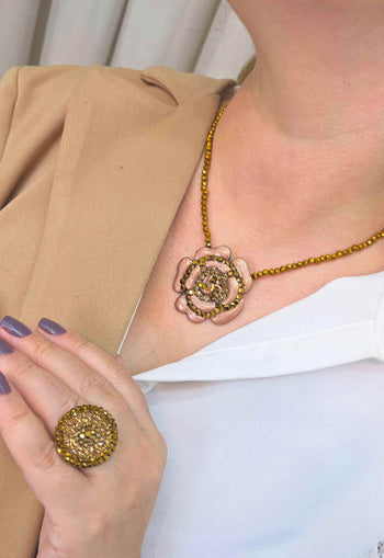 Colar Tatiana: Com Pingente de Flor e Cristais Aurum no Vintage | Look Romântico