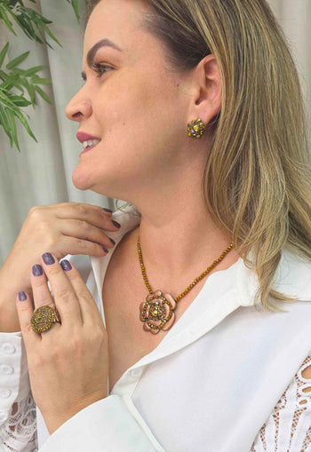 Colar Tatiana: Com Pingente de Flor e Cristais Aurum no Vintage | Look Romântico