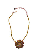 Colar Tatiana: Com Pingente de Flor e Cristais Aurum no Vintage | Look Romântico