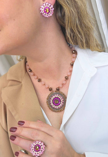 Colar Coliseu de Mandala com pedras rosa e marrom banhado no vintage