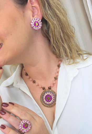 Colar Coliseu de Mandala com pedras rosa e marrom banhado no vintage