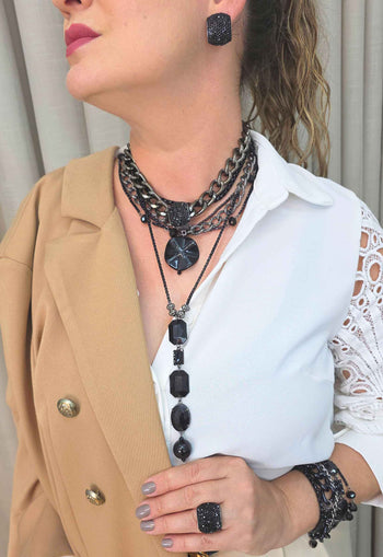 Colar Elite: Fashion com Mix de Correntes e Pedras Pretas no Grafite | Acessório de Luxo